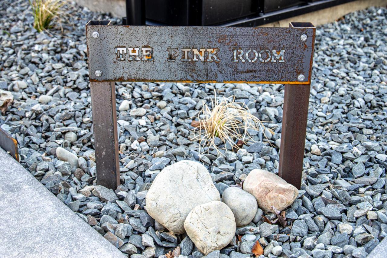 Magic On Maryburn - The Pink Room Twizel Exterior photo